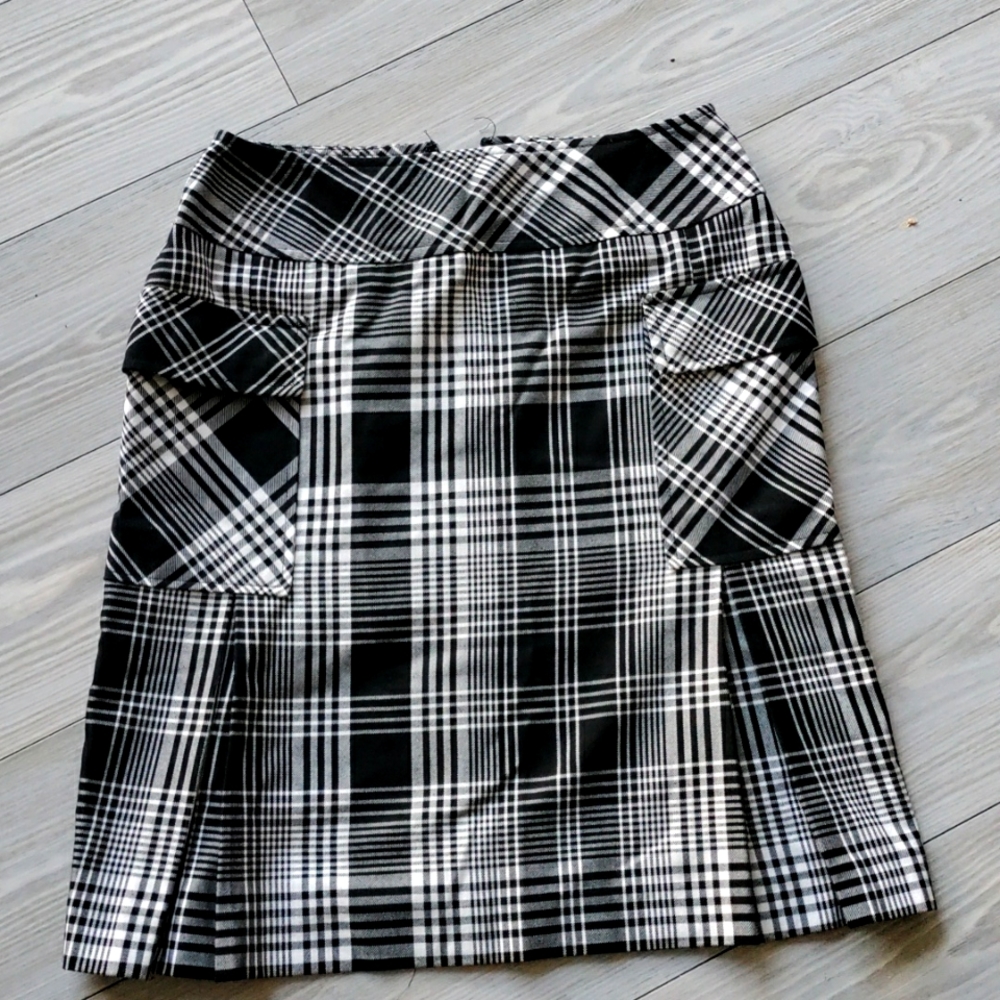 Liz Claiborne black and white plaid skirt with pockets size 4